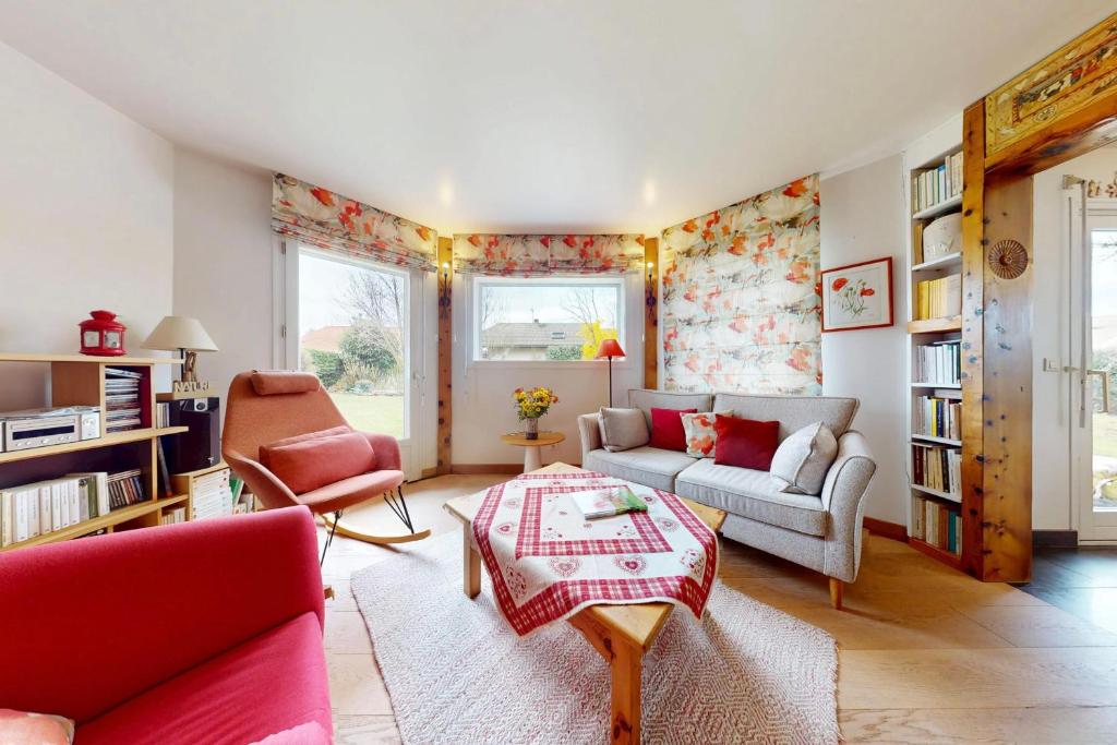 un salon avec un canapé et une table dans l'établissement La Fruitière pour des vacances réussies, à Seynod