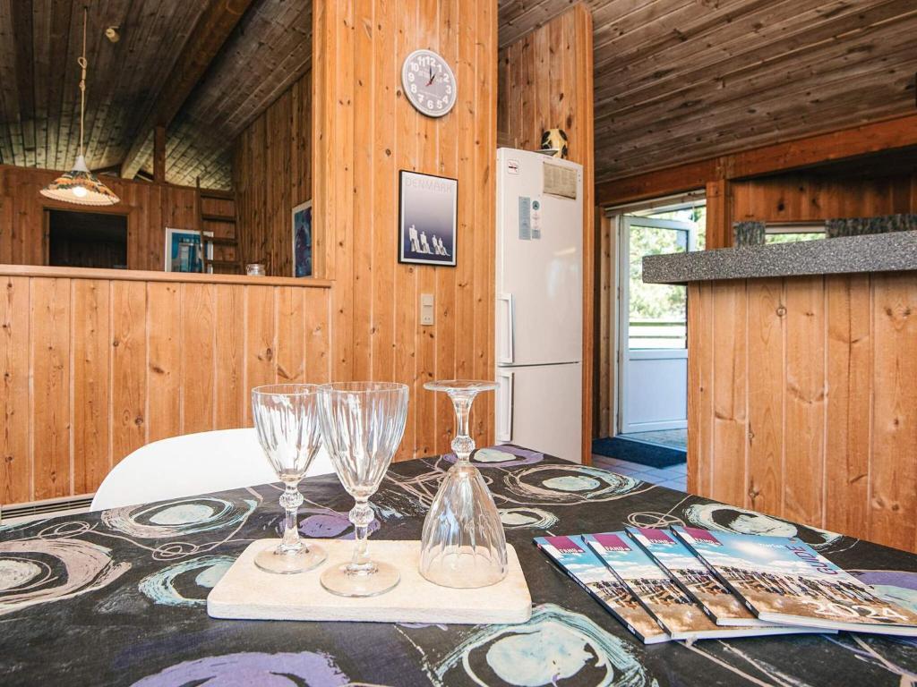 Kuchyň nebo kuchyňský kout v ubytování 6 person holiday home in Fanø-By Traum