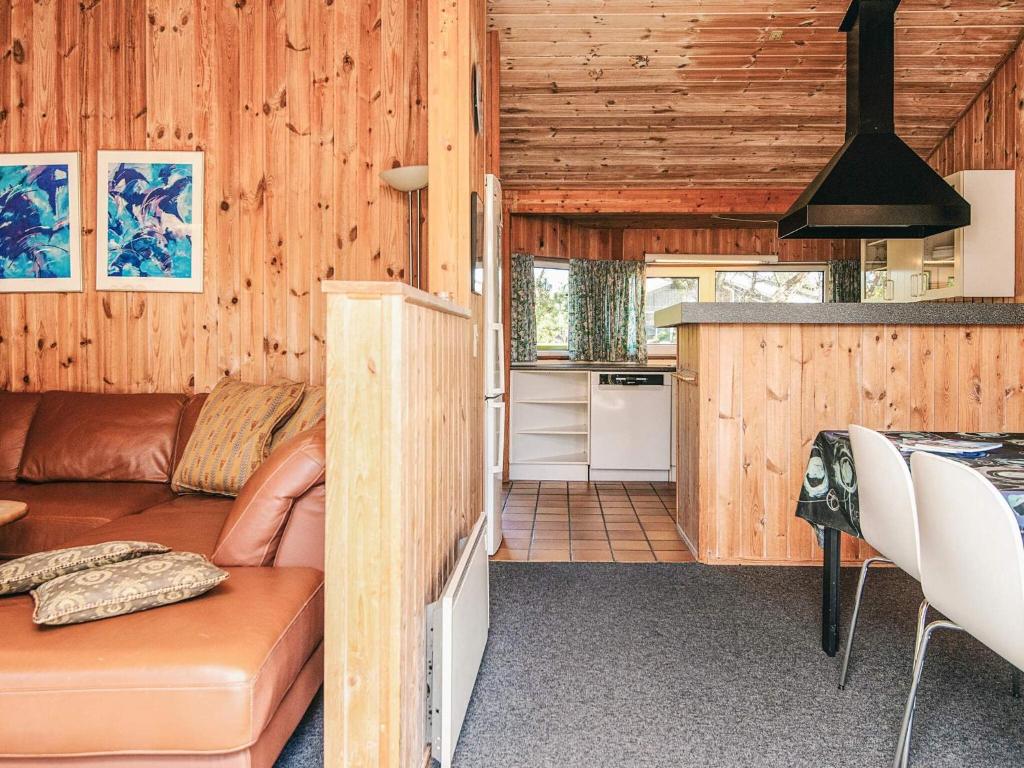 Kuchyň nebo kuchyňský kout v ubytování 6 person holiday home in Fanø-By Traum