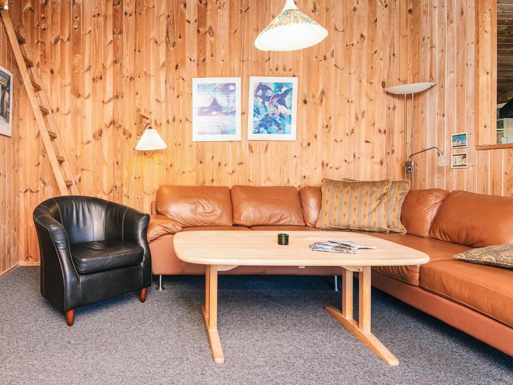 Posezení v ubytování 6 person holiday home in Fanø-By Traum