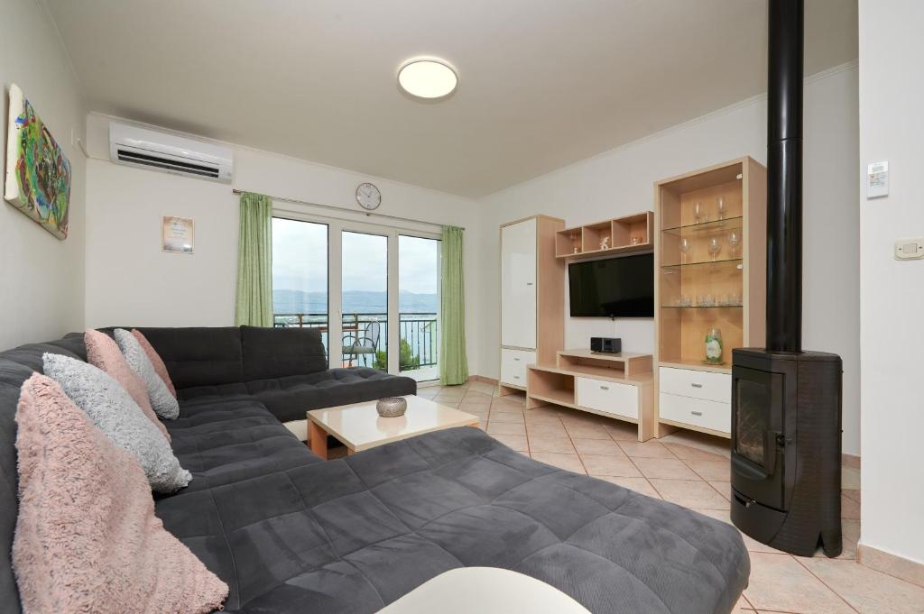 Televízia a/alebo spoločenská miestnosť v ubytovaní Apartment Ugrina