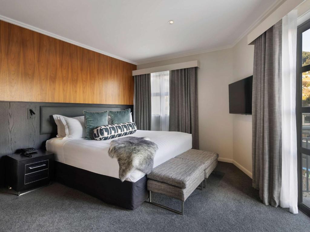 Postel nebo postele na pokoji v ubytování Sofitel Queenstown Hotel & Spa