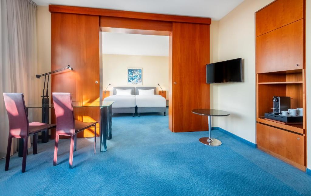 TV a/nebo společenská místnost v ubytování Radisson Blu Fürst Leopold Hotel