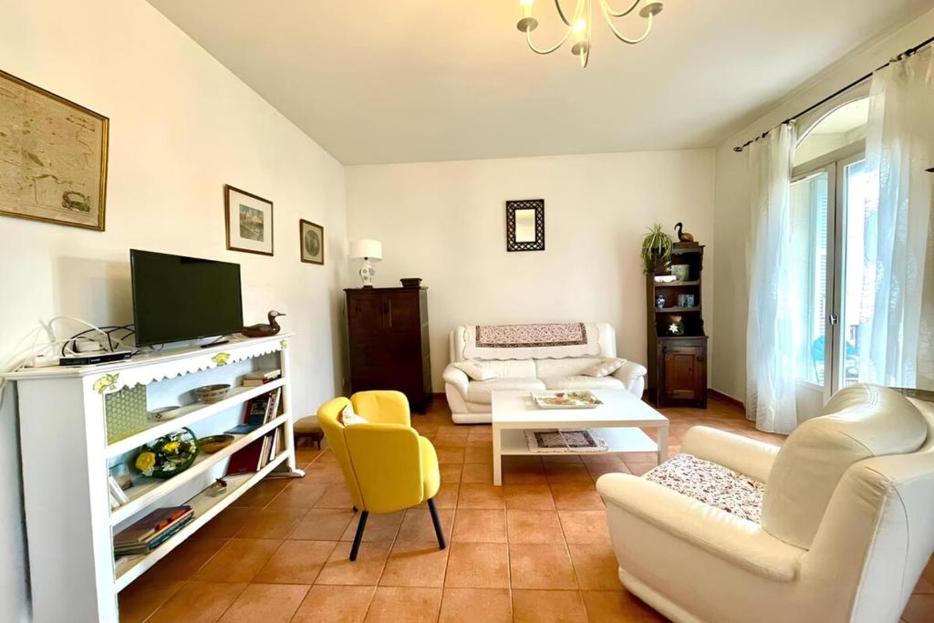 Μια τηλεόραση ή/και κέντρο ψυχαγωγίας στο " Le cocon Hyérois" 100m2 - Wifi & Garage