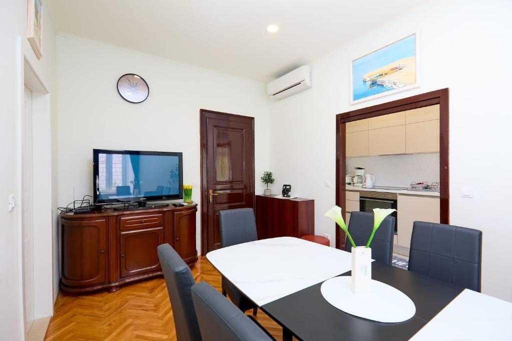TV a/nebo společenská místnost v ubytování Spacious 4 Bedroom Dubrovnik Apartment