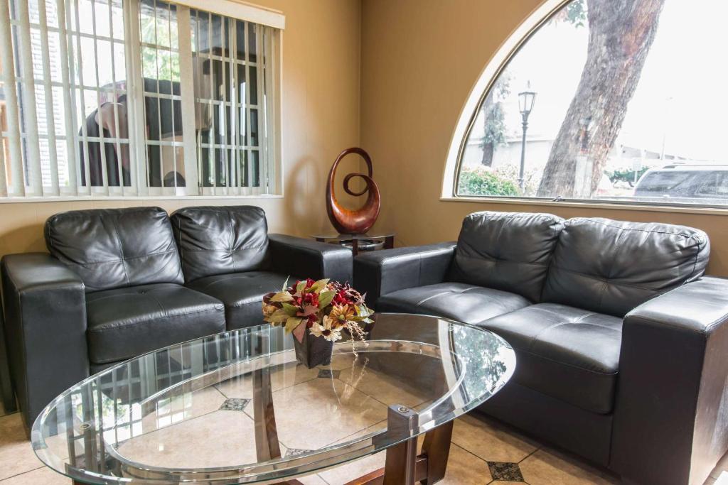 Posezení v ubytování Rodeway Inn Escondido Downtown