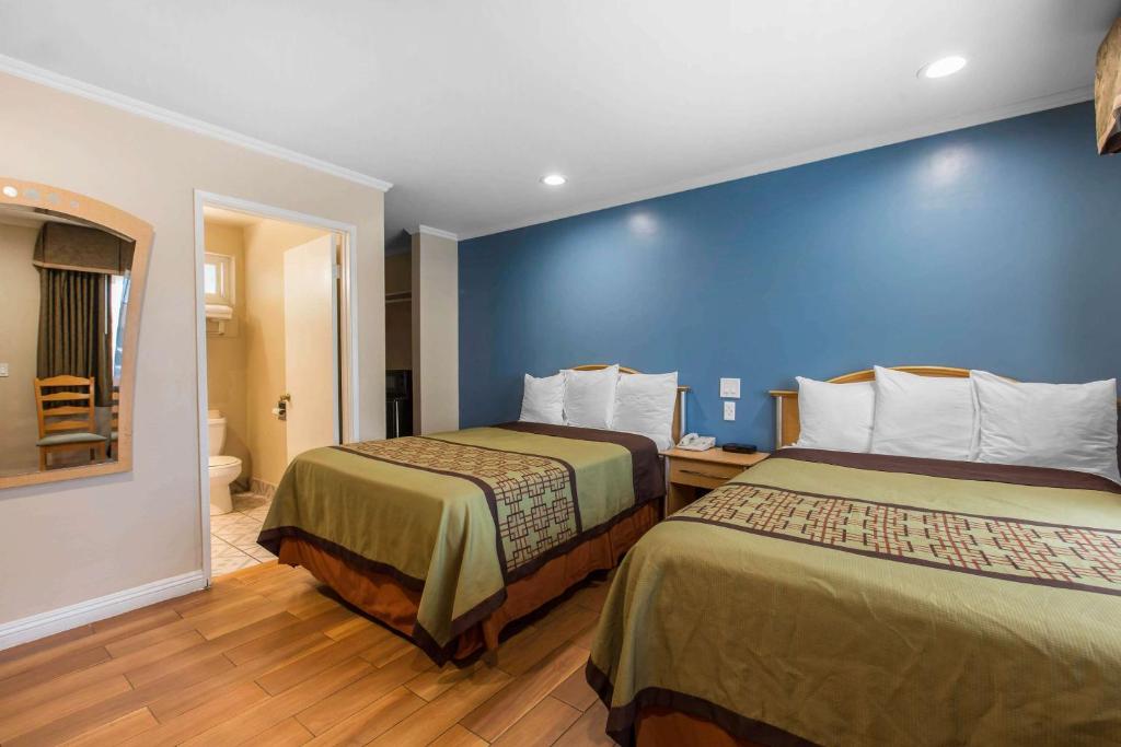 Postel nebo postele na pokoji v ubytování Rodeway Inn Escondido Downtown