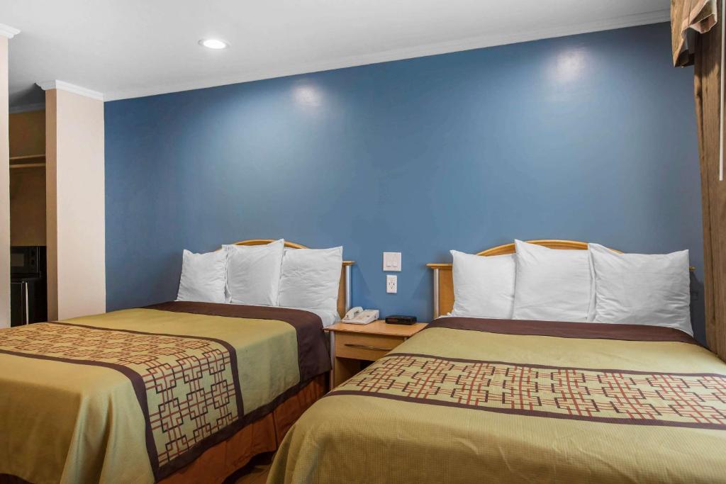 Postel nebo postele na pokoji v ubytování Rodeway Inn Escondido Downtown