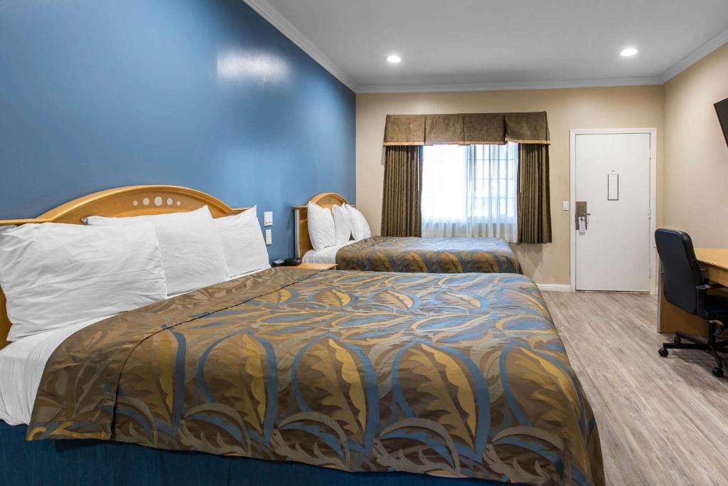 Postel nebo postele na pokoji v ubytování Rodeway Inn Escondido Downtown