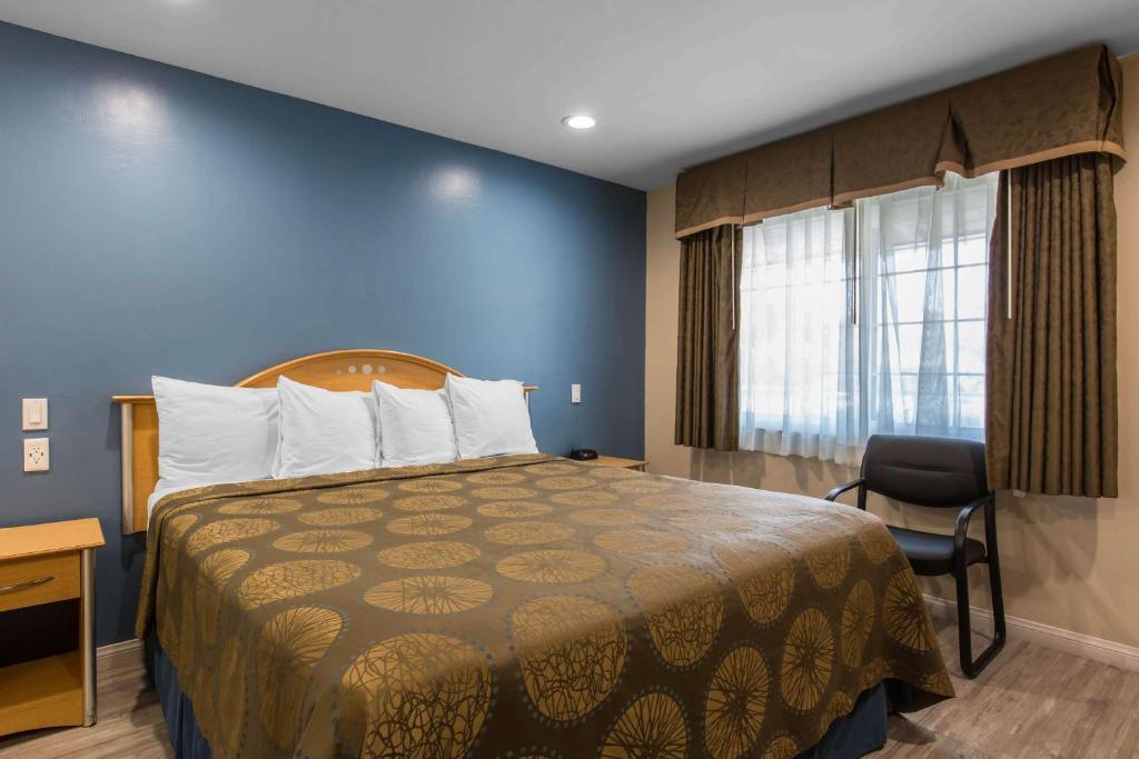 Postel nebo postele na pokoji v ubytování Rodeway Inn Escondido Downtown