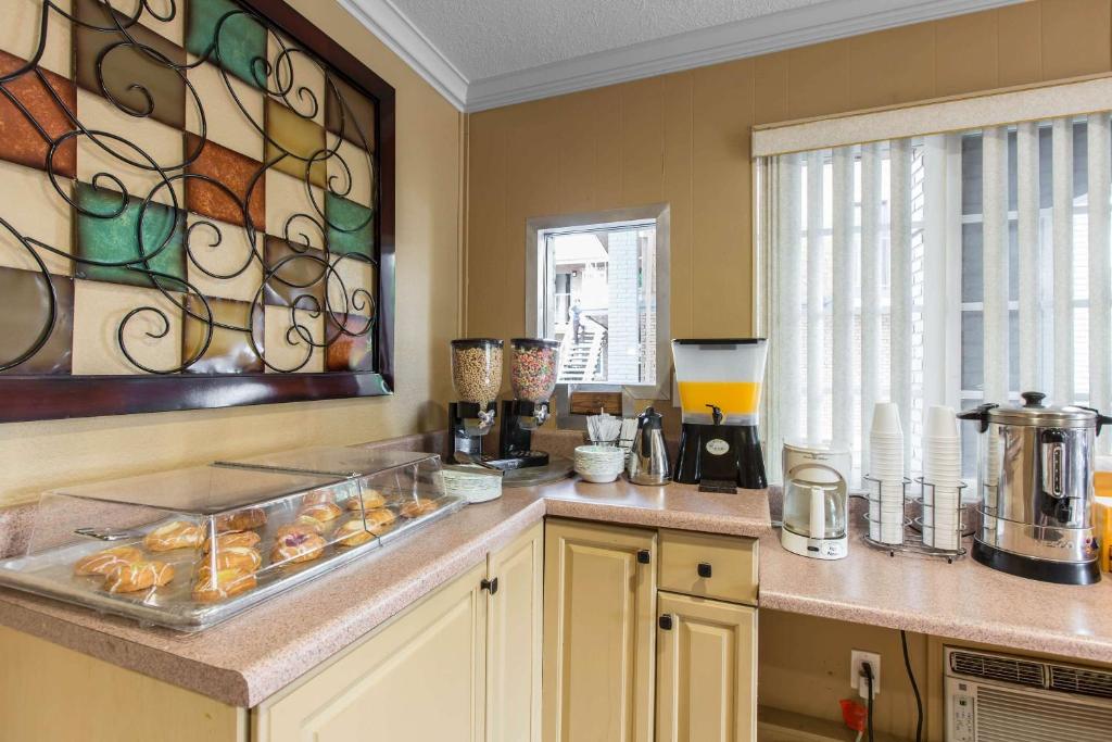 Kuchyň nebo kuchyňský kout v ubytování Rodeway Inn Escondido Downtown