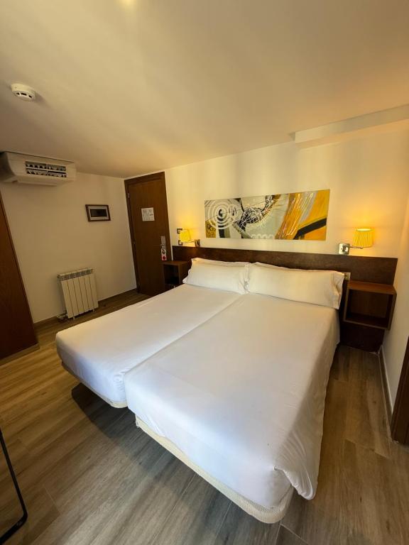 Rúm í herbergi á Aston Hotel