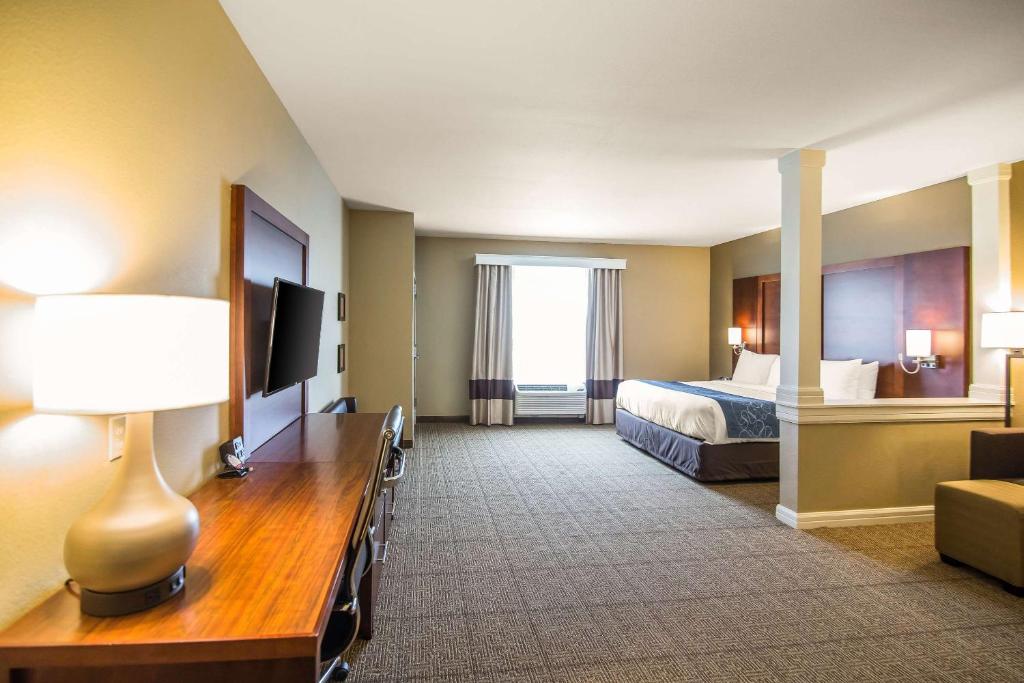 Comfort Suites Dodge City - 特大号床套房 - 带水疗浴缸