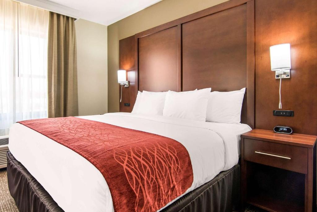 a hotel room with a large bed and a window at Comfort Inn & Suites - Independence in Independence