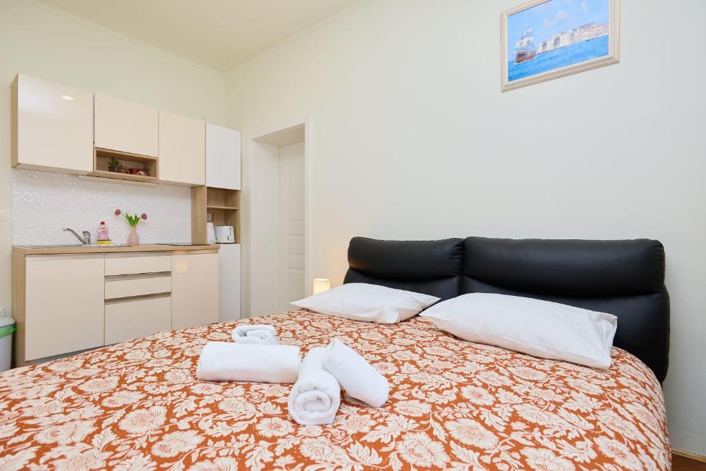 Postel nebo postele na pokoji v ubytování Spacious 4 Bedroom Dubrovnik Apartment