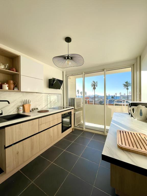 une cuisine avec vue sur l'océan dans l'établissement Le Navigateur - Wifi and 1 private parking space, à Toulon