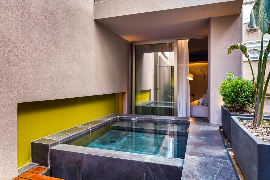 Bazén v ubytovaní Athens Dom Hotel alebo v jeho blízkosti