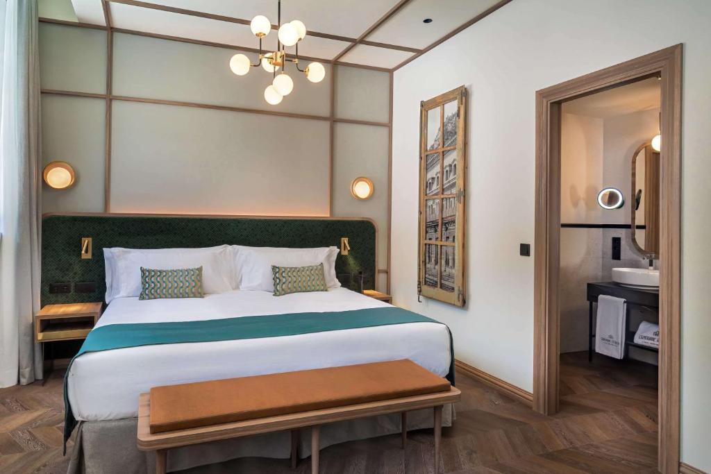 Rúm í herbergi á Canfranc Estación, a Royal Hideaway Hotel - Gran Lujo