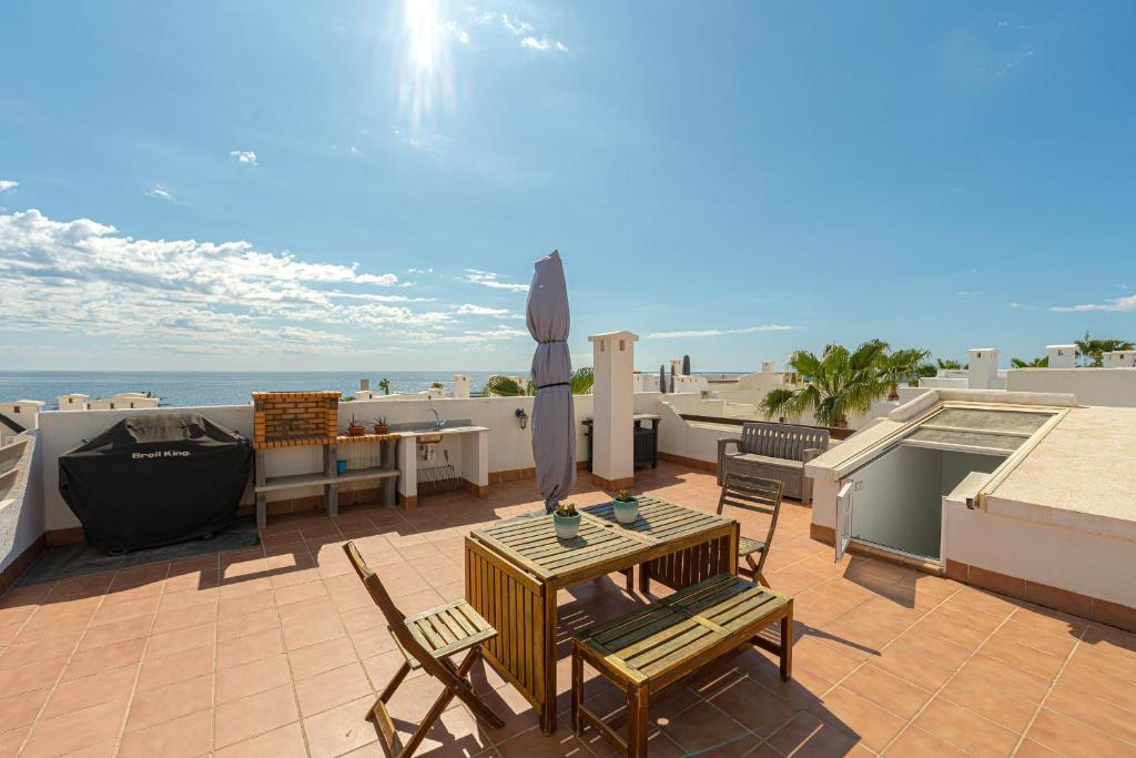 Pemandangan laut umum atau pemandangan laut yang diambil dari apartmen