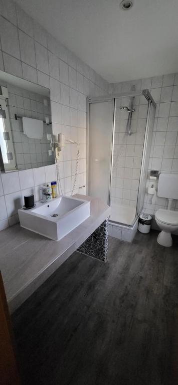 Koupelna v ubytování Pension Melsungen vormals Hotel Bartenwetzer