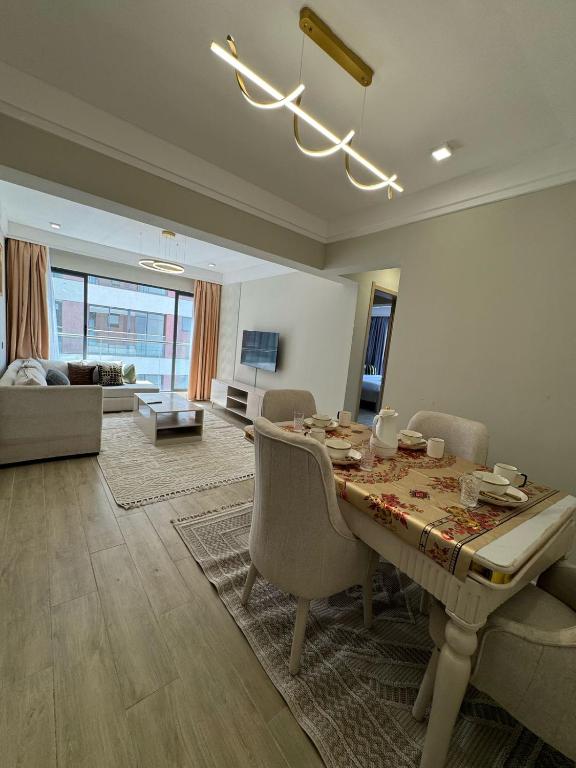 Posezení v ubytování Ultra Luxury 2 bedroom Apartment in the Heart of Lavington