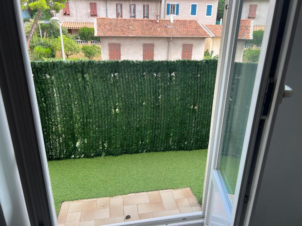 Elle offre une vue sur une cour dotée d'une clôture. dans l'établissement Studio tout équipé, à Nice