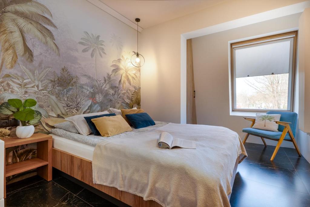 Un dormitorio con una cama grande y una ventana. en "Ku Słońcu" - Jastrzębia Góra No.17, en Jastrzębia Góra