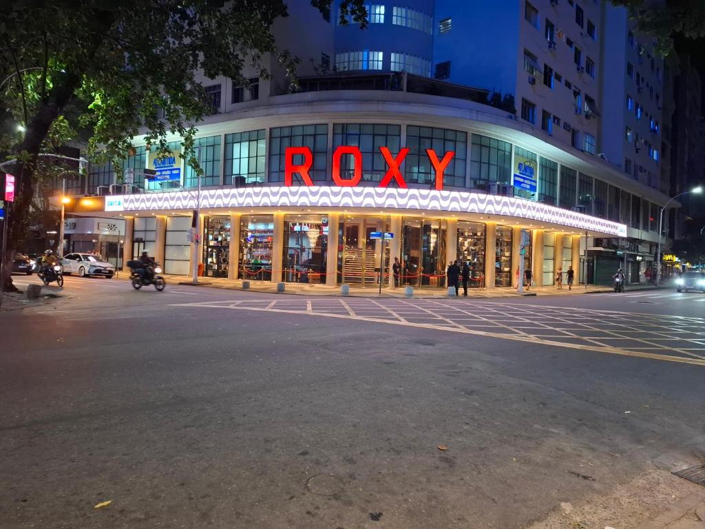 Hotel Apê completo em Copacabana/RJ., a building with a rory sign on the front of it at Apê completo em Copacabana/RJ. in Rio de Janeiro