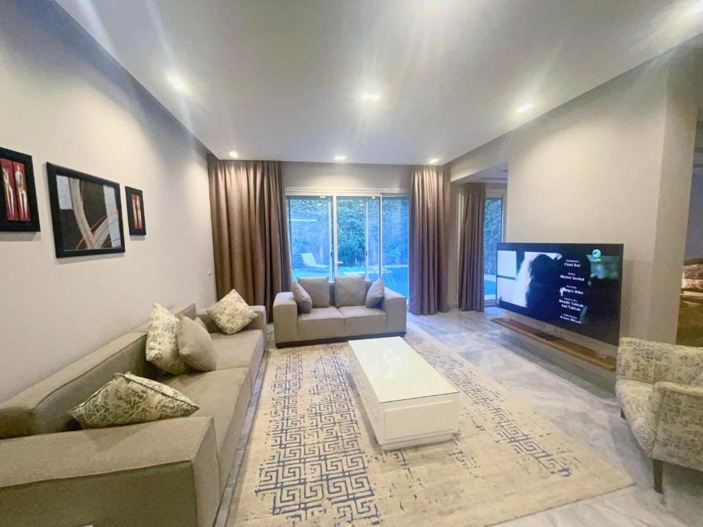 TV a/nebo společenská místnost v ubytování فيلا فندقية بالشيخ زايد - Zayed Suites B