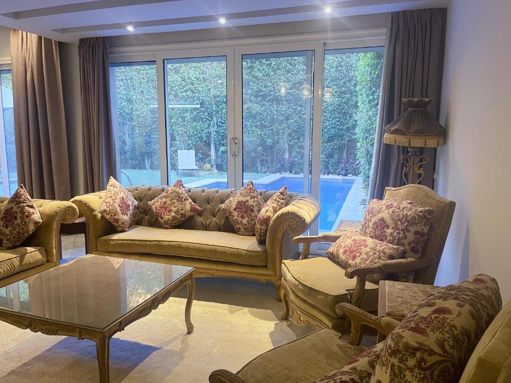 Posezení v ubytování فيلا فندقية بالشيخ زايد - Zayed Suites B