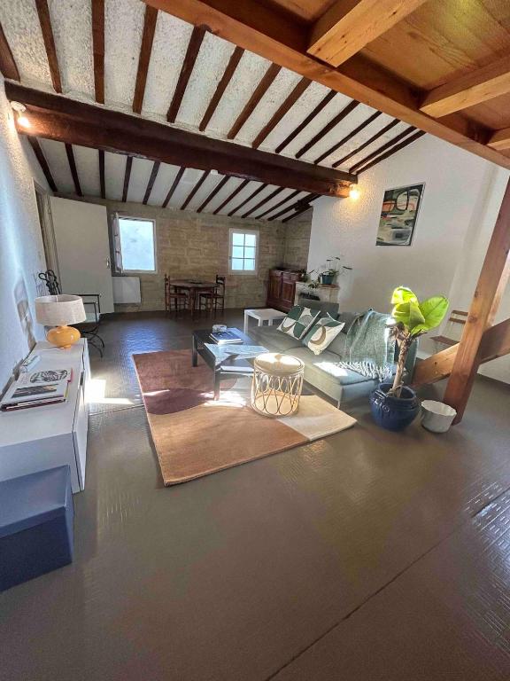 un salon avec un canapé et une table dans l'établissement Beautiful apartment in the middle of town, à Montpellier