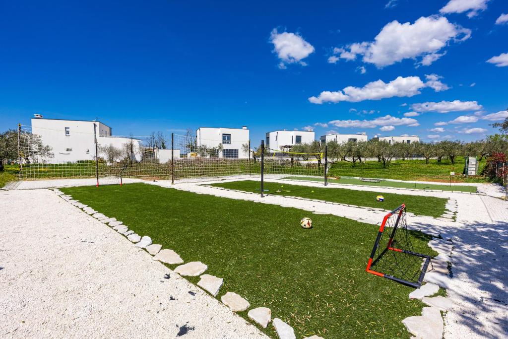 Fotografie z fotogalerie ubytování Villa Sunshine - Private Heated Pool & Sport Fields v destinaci Galižana