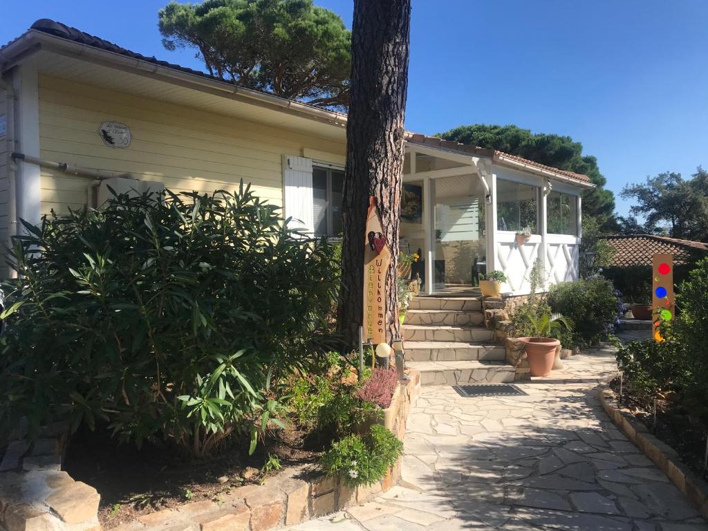 une maison avec un arbre devant dans l'établissement La maison d Oliver, à Gassin