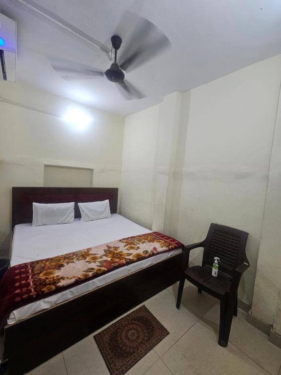 Postel nebo postele na pokoji v ubytování Ramlala Paying Guest House Stay Just 100m from Saryu Ghat, Ayodhya