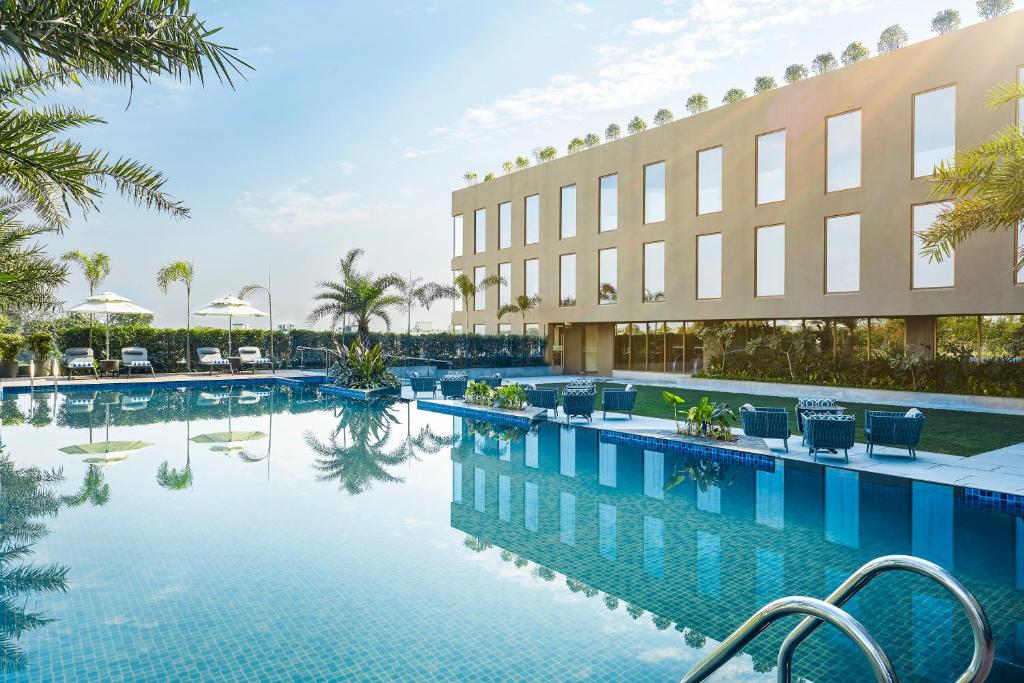 Bazén v ubytování Courtyard by Marriott Siliguri nebo v jeho okolí