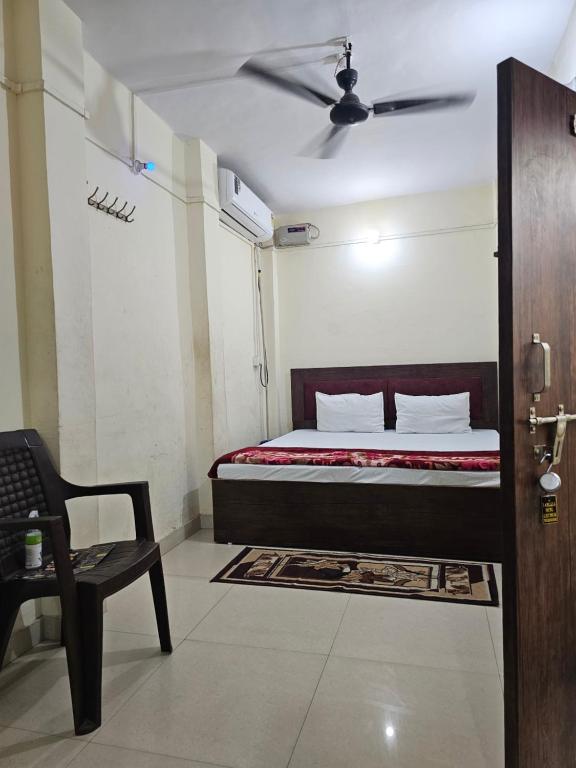 Postel nebo postele na pokoji v ubytování Ramlala Paying Guest House Stay Just 100m from Saryu Ghat, Ayodhya