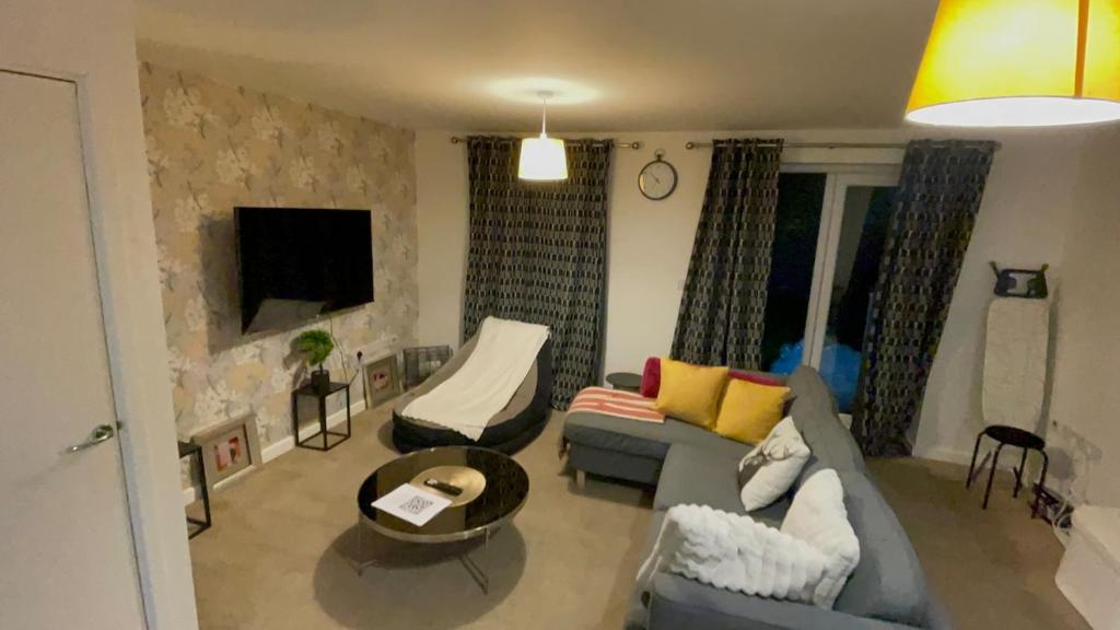 TV a/nebo společenská místnost v ubytování New Modern 3-Bed Home FREE Parki