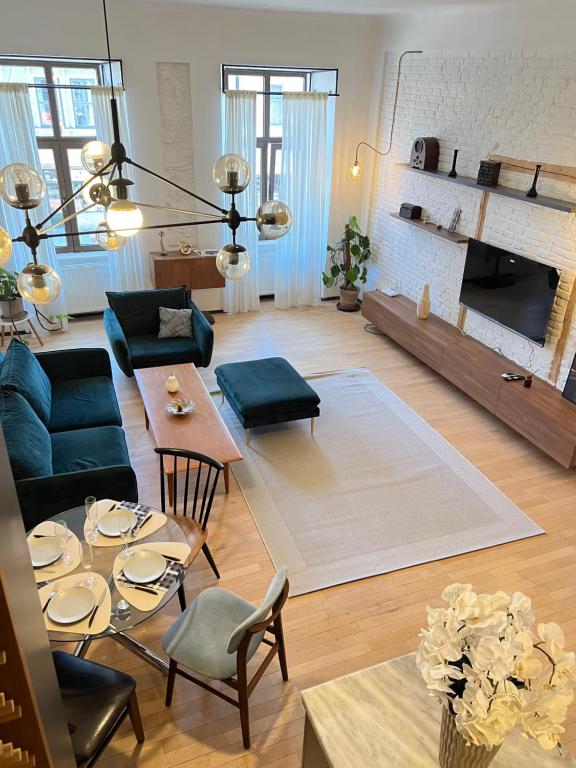 クルジュ・ナポカにあるCentral Luxury Apartamentのソファとテーブルのあるリビングルーム