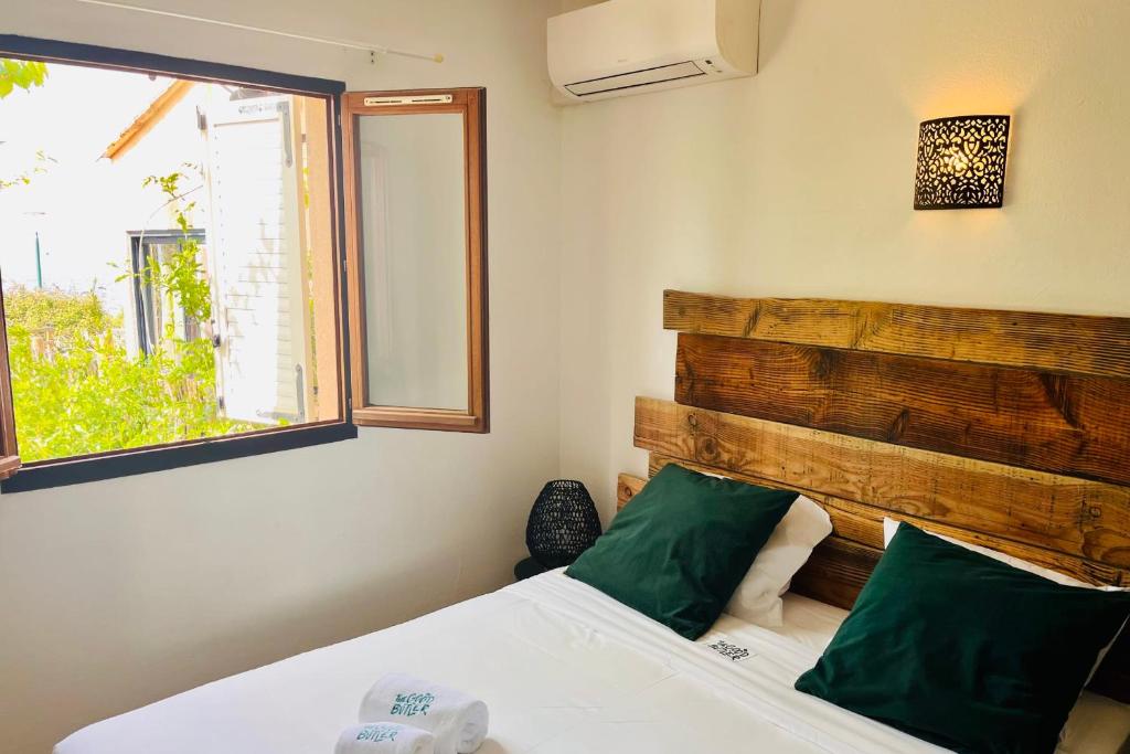 una camera con un letto con finestra e un letto sidx sidx. di Sabali - Cottage Plage d'Argent at 100m - by TGB a Coti-Chiavari