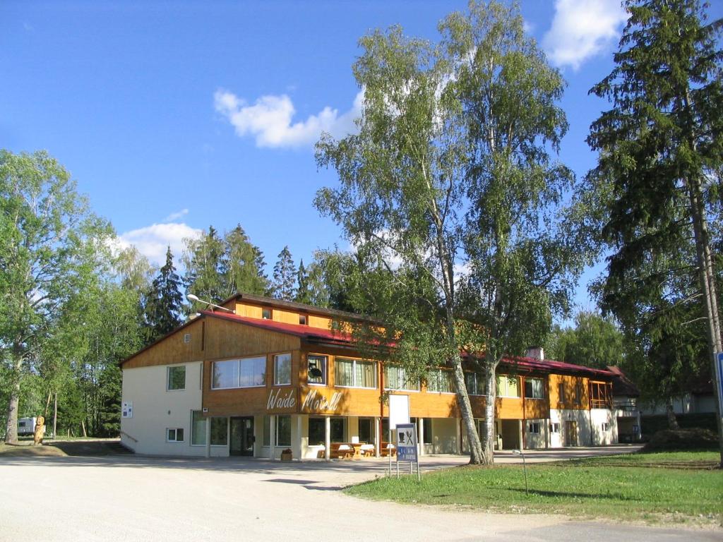 a building with a tree in front of it at Waide Motel in Elva