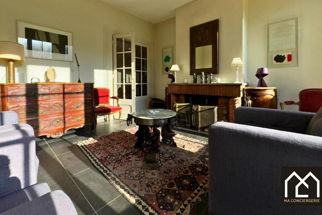 un salon avec un canapé et une table dans l'établissement Le Grand Rupembert, 3 Etoiles, 8pers, Parc Privé, à Wimille