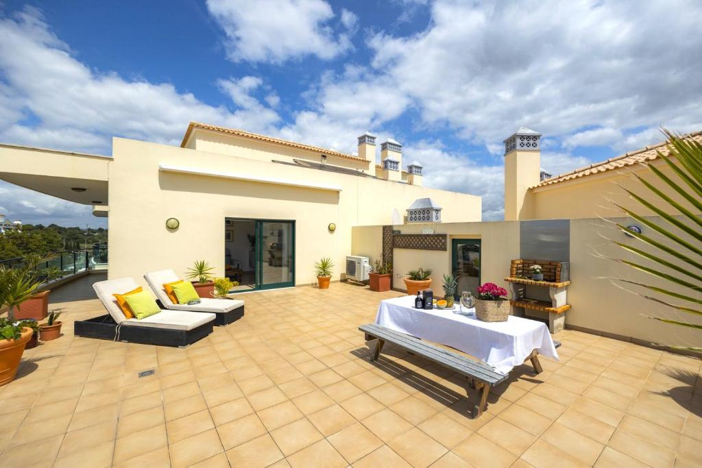 Penthouse Escape with Large Terrace, Pool & Garden, Quarteira (updated ...