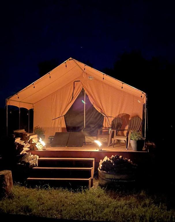 Foto sihtkohas Longmont asuva majutusasutuse Colorado Getaways in this Lovely Safari Tent on Working Sheep Farm in Longmont galeriist