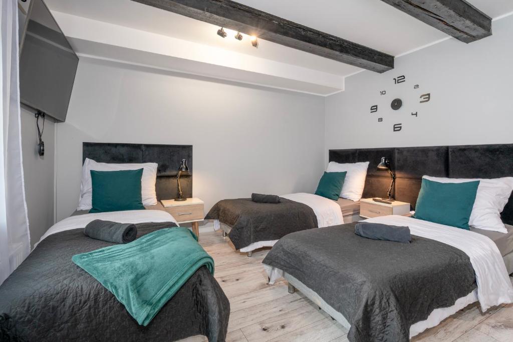 Posteľ alebo postele v izbe v ubytovaní Kościelna Loft Apartaments