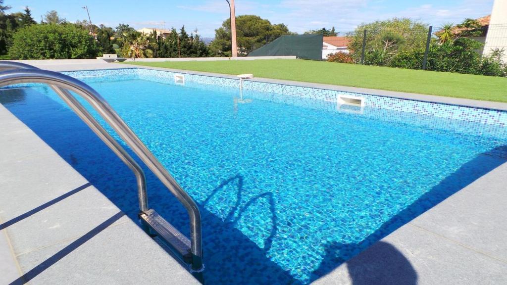 une grande piscine avec de l'eau bleue dans l'établissement Les tourterelles 3019, aux Issambres