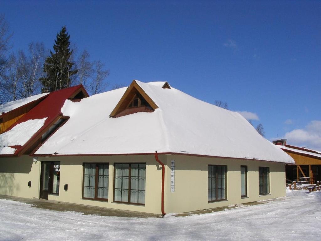 Hoone, kus võõrastemaja asub