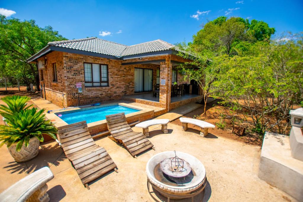 Kolam renang di atau dekat dengan Adventure Bush Manor