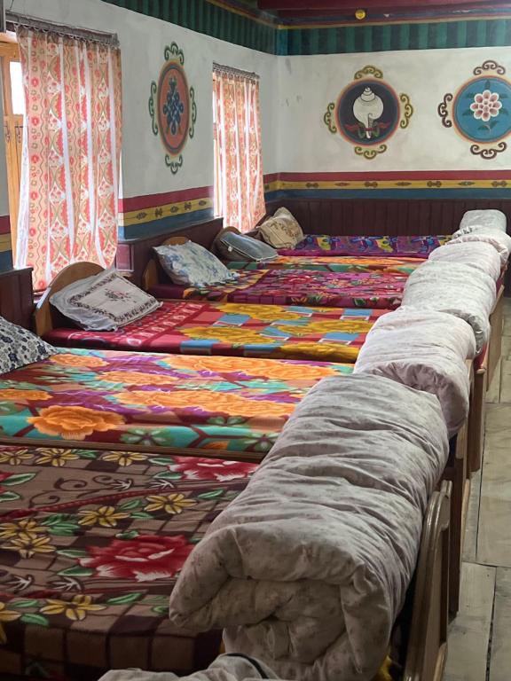 un gruppo di 4 posti letto in una camera di Hotel Dancing Yak a Jomsom