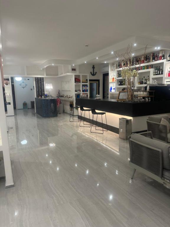 ein großes Zimmer mit einem Flügel in einem Geschäft in der Unterkunft Hotel La Pergola in Bellaria-Igea Marina