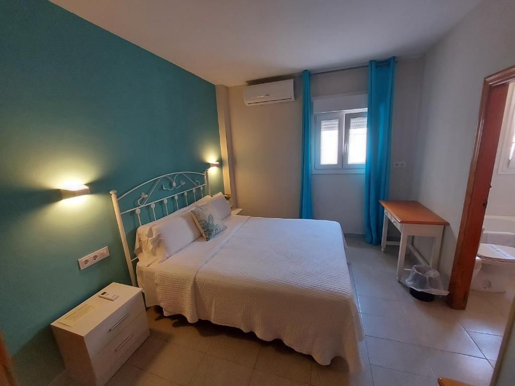 een slaapkamer met een groot bed en een badkamer bij Hostal Costa Rica in San José